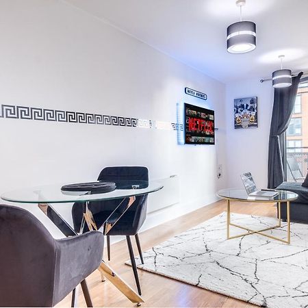 Maevela Apartments - Arcadian Versace Themed Apt ☆ Huge Balcony / Free Parking → Free Netflix -2 Min Walk From Birmingham Hippodrome Theatre, Arcadian, China Town, Sidewalk Club, Gay Village, 5 Mins From New Street Train Station - Birmingham Grand Ce Luaran gambar
