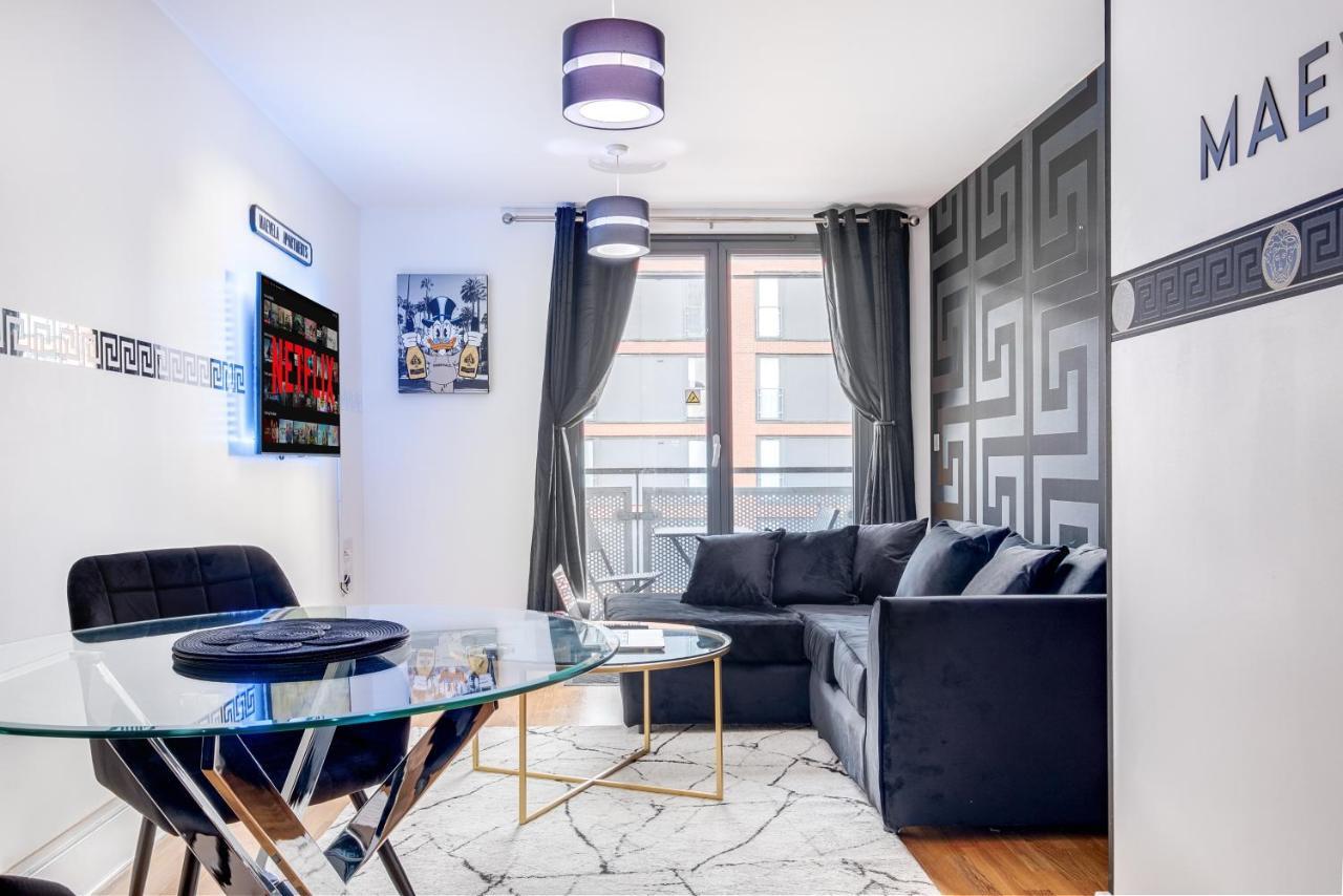 Maevela Apartments - Arcadian Versace Themed Apt ☆ Huge Balcony / Free Parking → Free Netflix -2 Min Walk From Birmingham Hippodrome Theatre, Arcadian, China Town, Sidewalk Club, Gay Village, 5 Mins From New Street Train Station - Birmingham Grand Ce Luaran gambar