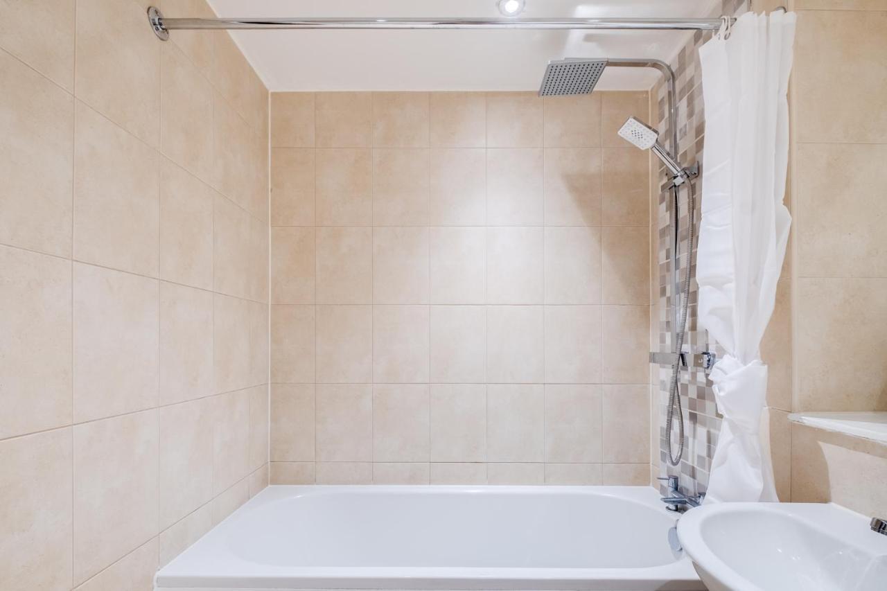 Maevela Apartments - Arcadian Versace Themed Apt ☆ Huge Balcony / Free Parking → Free Netflix -2 Min Walk From Birmingham Hippodrome Theatre, Arcadian, China Town, Sidewalk Club, Gay Village, 5 Mins From New Street Train Station - Birmingham Grand Ce Luaran gambar