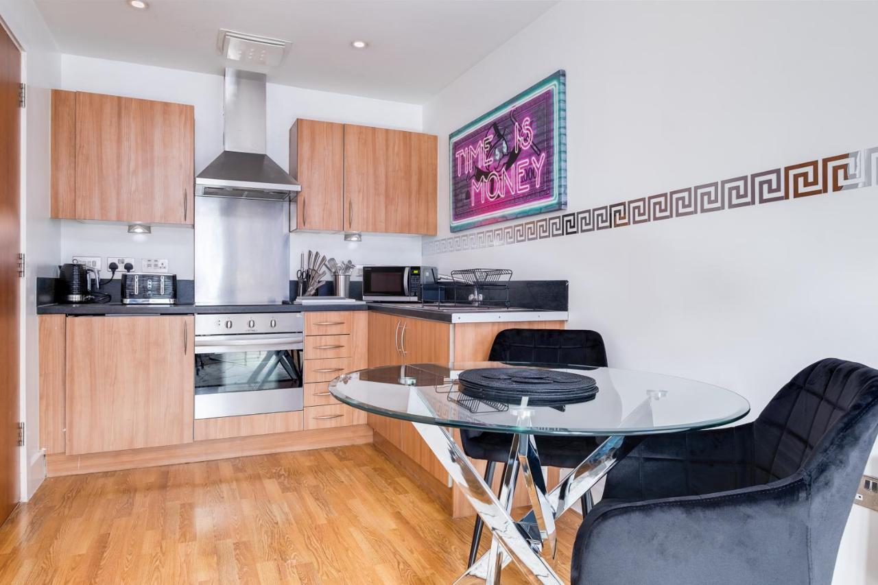 Maevela Apartments - Arcadian Versace Themed Apt ☆ Huge Balcony / Free Parking → Free Netflix -2 Min Walk From Birmingham Hippodrome Theatre, Arcadian, China Town, Sidewalk Club, Gay Village, 5 Mins From New Street Train Station - Birmingham Grand Ce Luaran gambar