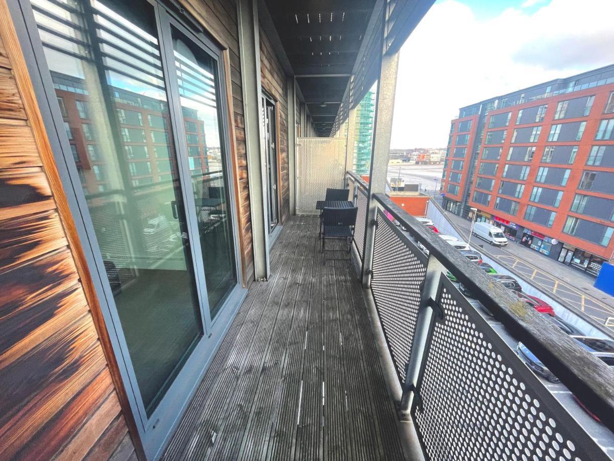 Maevela Apartments - Arcadian Versace Themed Apt ☆ Huge Balcony / Free Parking → Free Netflix -2 Min Walk From Birmingham Hippodrome Theatre, Arcadian, China Town, Sidewalk Club, Gay Village, 5 Mins From New Street Train Station - Birmingham Grand Ce Luaran gambar