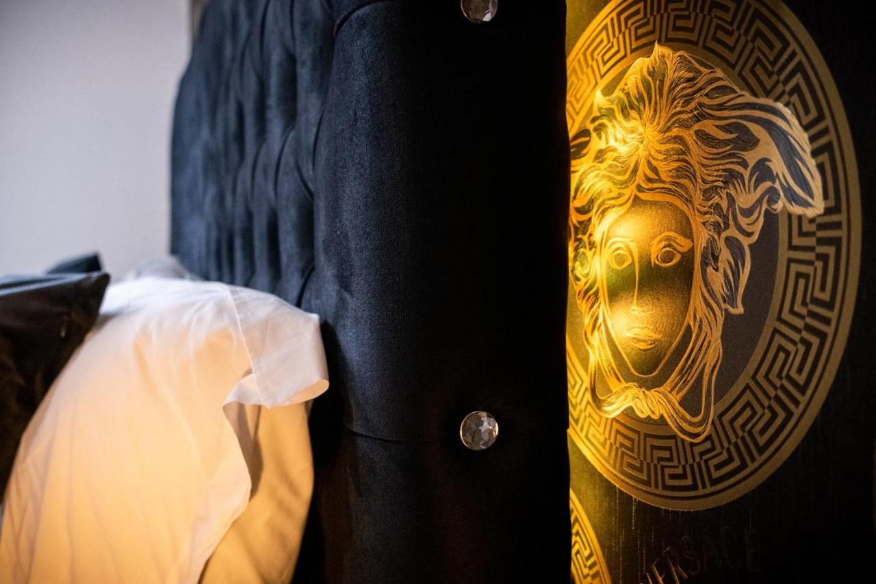 Maevela Apartments - Arcadian Versace Themed Apt ☆ Huge Balcony / Free Parking → Free Netflix -2 Min Walk From Birmingham Hippodrome Theatre, Arcadian, China Town, Sidewalk Club, Gay Village, 5 Mins From New Street Train Station - Birmingham Grand Ce Luaran gambar